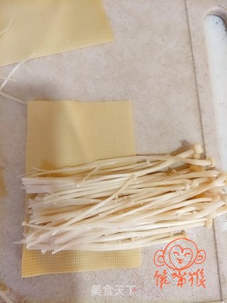 蚝油金针卷的做法步骤：2