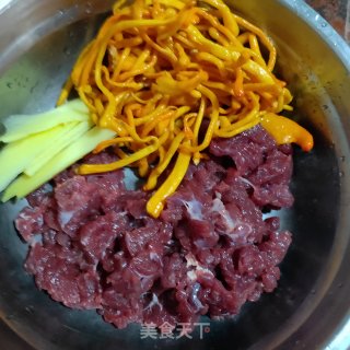 鲜虫草花牛肉汤（红枣桂圆枸杞淮山）的做法步骤：1