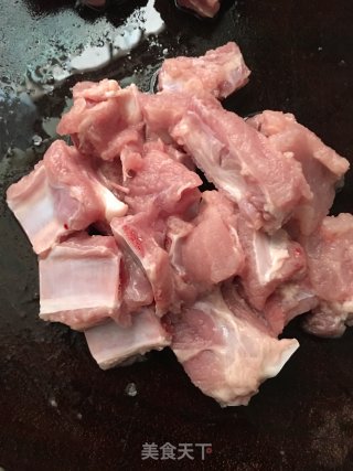 板栗焖排骨的做法步骤：1