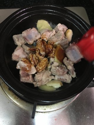 板栗焖排骨的做法步骤：5