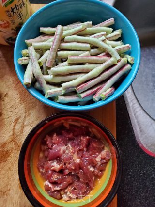 花豆角焖牛腱子肉的做法步骤：1