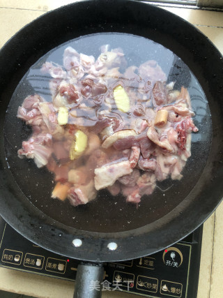 莲藕焖鸭肉的做法步骤：1