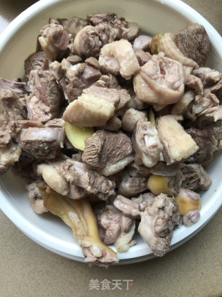 莲藕焖鸭肉的做法步骤：2