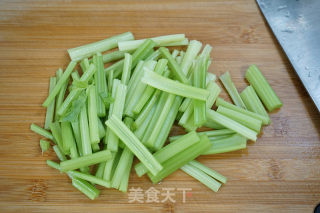 芹菜木耳炒鸡蛋的做法步骤：2
