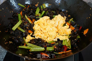 芹菜木耳炒鸡蛋的做法步骤：12