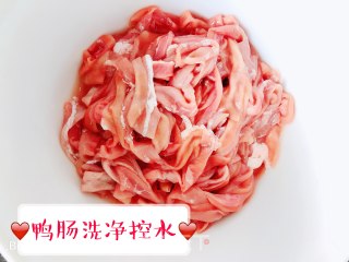 泡椒萝卜干炒鸭肠的做法步骤：1