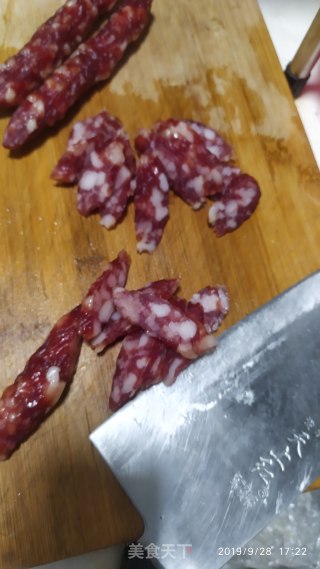 香肠炒西芹的做法步骤：2