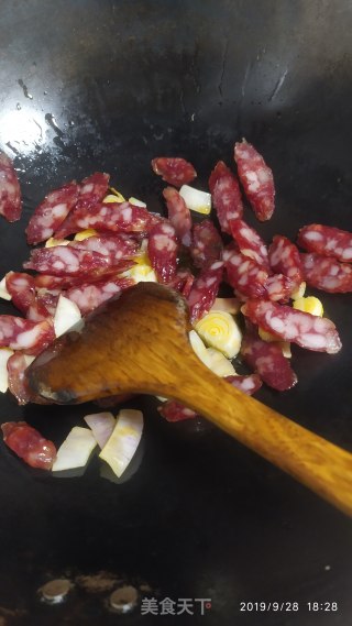 香肠炒西芹的做法步骤：4