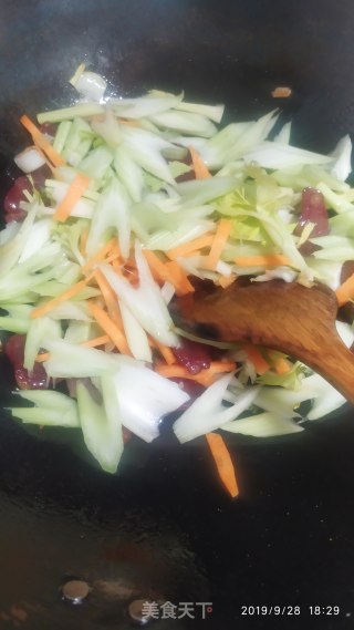 香肠炒西芹的做法步骤：5