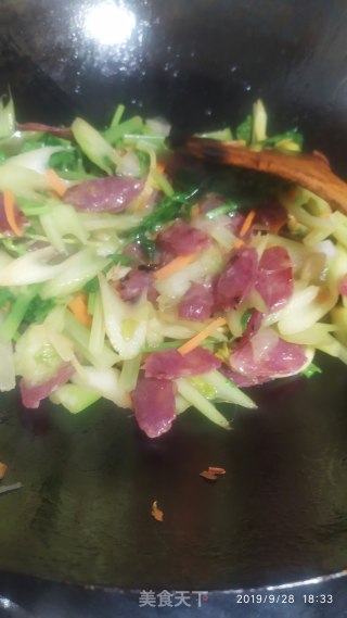 香肠炒西芹的做法步骤：6