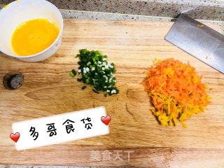 早餐必备～蔬菜鸡蛋饼的做法步骤：2