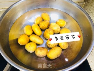 【土豆美食】红烧土豆块的做法步骤：2