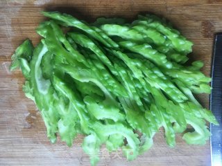 苦瓜炒肉的做法步骤：1