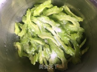 苦瓜炒肉的做法步骤：2