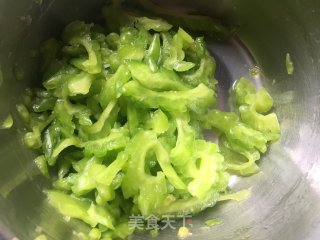 苦瓜炒肉的做法步骤：3