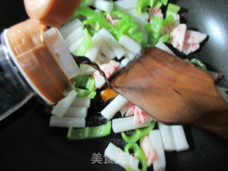 青椒虾味球炒年糕的做法步骤：7