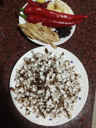 香菇辣酱的做法步骤：1