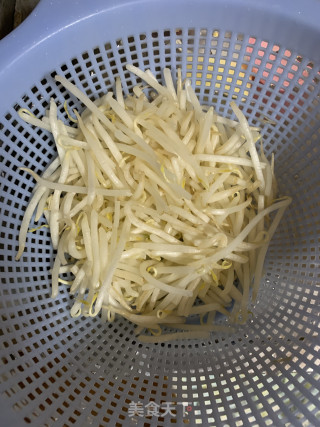 醋溜豆芽的做法步骤：1