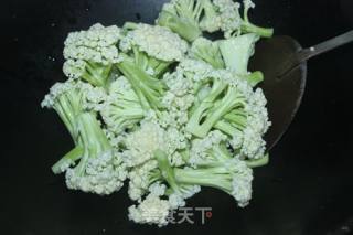#家常下饭菜#炒花菜的做法步骤：2