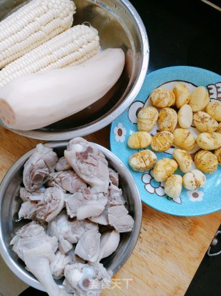 莲藕玉米栗子煲鸭腿的做法步骤：1