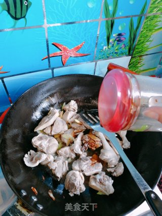 莲藕玉米栗子煲鸭腿的做法步骤：6