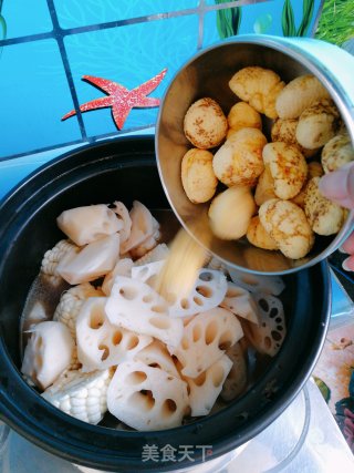 莲藕玉米栗子煲鸭腿的做法步骤：11