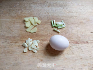 白玉菇丝瓜汤的做法步骤：2