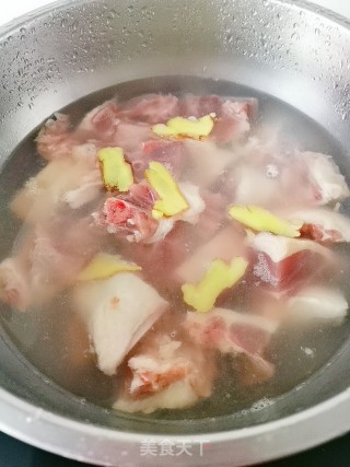 鸭腿烧莲藕的做法步骤：3
