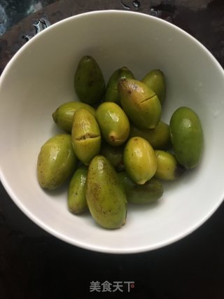 青橄榄煲鸭汤的做法步骤：1