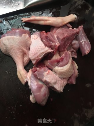 青橄榄煲鸭汤的做法步骤：2
