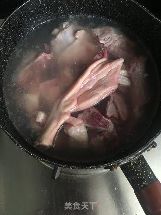 青橄榄煲鸭汤的做法步骤：4