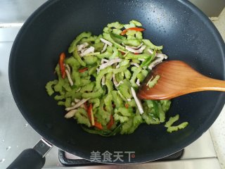 肉丝煸苦瓜的做法步骤：6