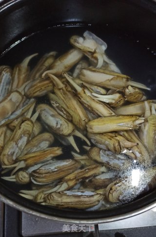 青红椒炒蛏子的做法步骤：2