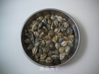 香辣豆瓣炒花甲的做法步骤：1