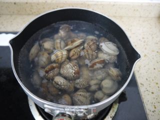 香辣豆瓣炒花甲的做法步骤：2