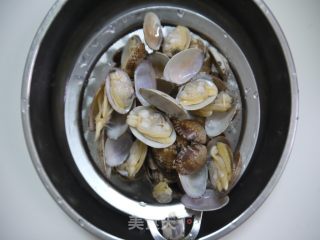 香辣豆瓣炒花甲的做法步骤：3