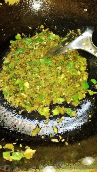 酸菜炒魔芋豆腐的做法步骤：3