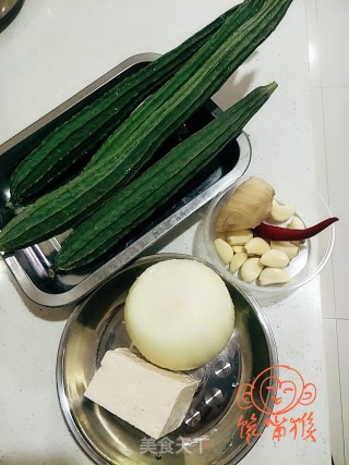 丝瓜烧豆腐的做法步骤：1