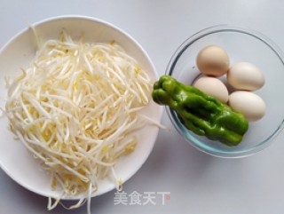 青椒豆芽炒鸡蛋的做法步骤：1