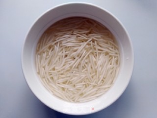 青椒豆芽炒鸡蛋的做法步骤：2