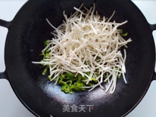 青椒豆芽炒鸡蛋的做法步骤：7