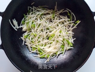 青椒豆芽炒鸡蛋的做法步骤：8