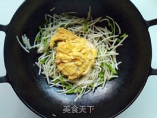 青椒豆芽炒鸡蛋的做法步骤：9