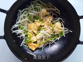 青椒豆芽炒鸡蛋的做法步骤：10