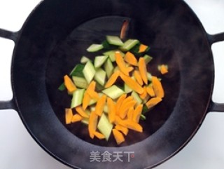 黄瓜炒虾仁的做法步骤：4