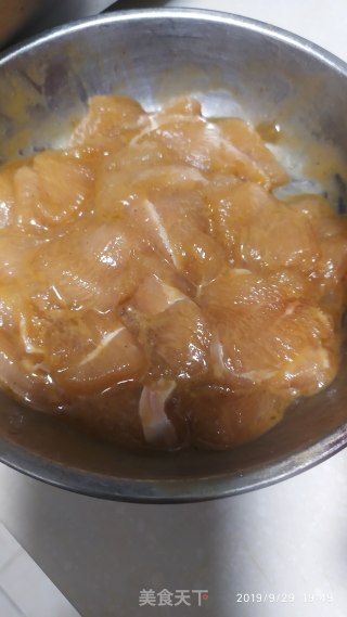 鸡胸肉炒洋葱青椒的做法步骤：1