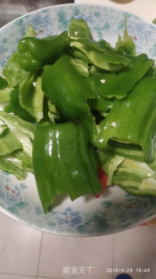 鸡胸肉炒洋葱青椒的做法步骤：3