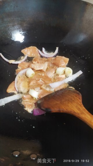 鸡胸肉炒洋葱青椒的做法步骤：5