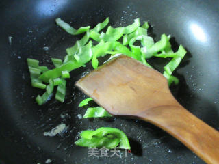 青椒鸭蛋胡萝卜炒年糕的做法步骤：5