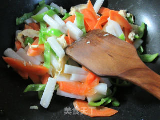 青椒鸭蛋胡萝卜炒年糕的做法步骤：6